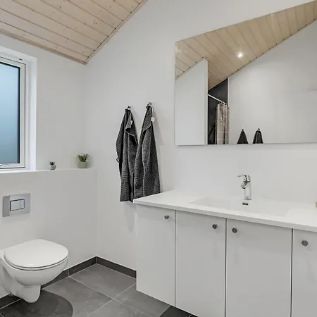 3 Bedroom Beautiful In Aakirkeby