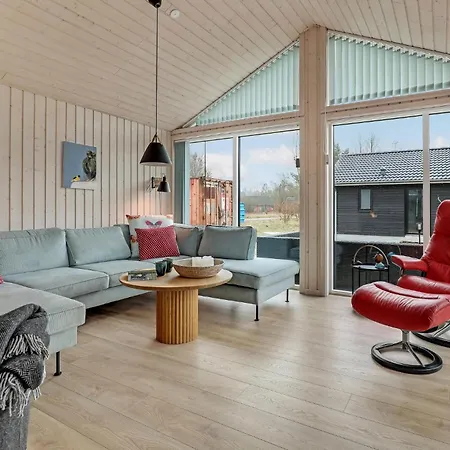 3 Bedroom Beautiful In Aakirkeby Prázdninový dům