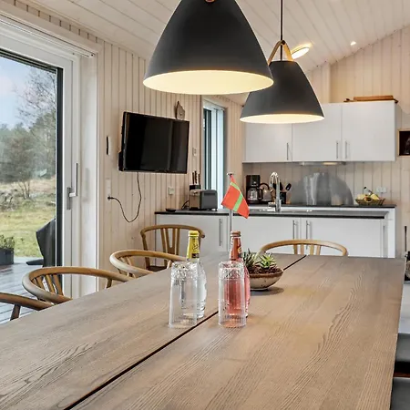 3 Bedroom Beautiful In Aakirkeby Prázdninový dům *