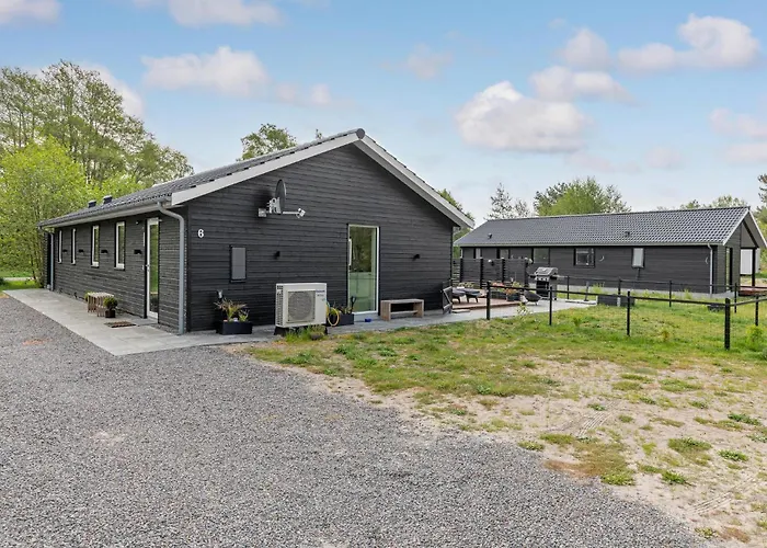Сasa de vacaciones 3 Bedroom Beautiful In Aakirkeby Vester Somarken
